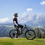 Holzhackerin - The Charming Haus Am Berg Schladming