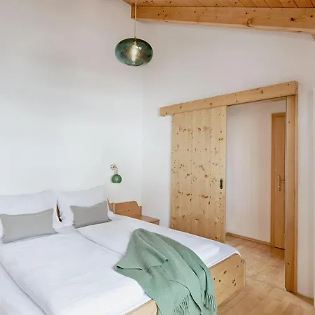 Ξενοδοχείο με διαμερίσματα Holzhackerin - The Charming Haus Am Berg 4*