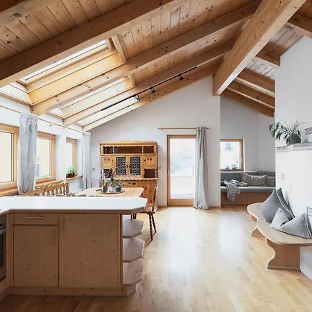 아파트호텔 Holzhackerin - The Charming Haus Am Berg 4*