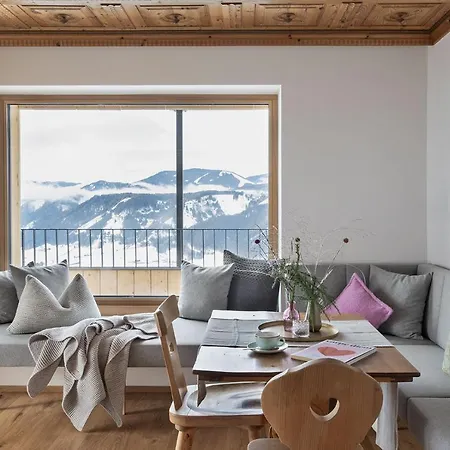 アパートホテル Holzhackerin - The Charming Haus Am Berg