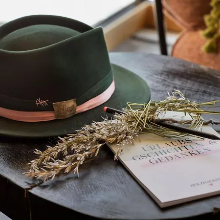 Holzhackerin - The Charming Haus Am Berg 아파트호텔 4*