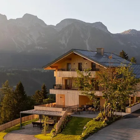 Holzhackerin - The Charming Haus Am Berg Apartmanhotel